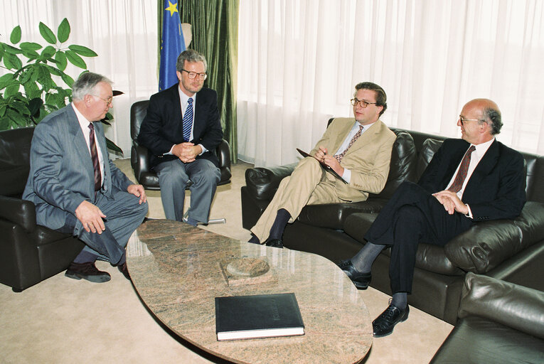 Billede 1: Egon KLEPSCH EP President, meets with Belgian Prince Laurent in Brussels in July 1992.