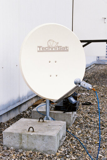 Foto 1: A satellite dish aerial with cable is set on a roof at the European Parliament in Brussels