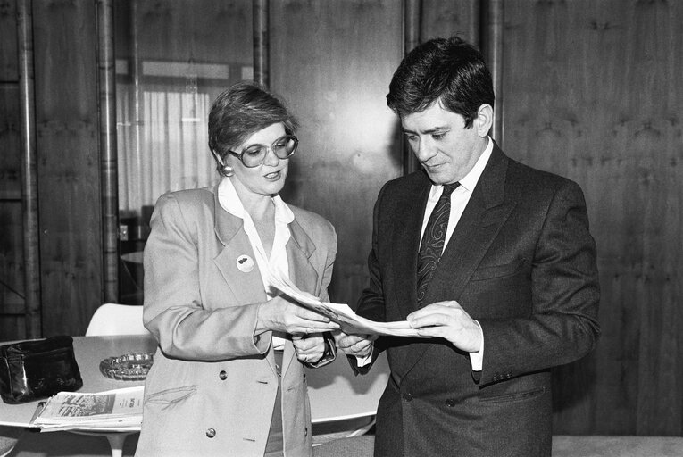 Foto 1: MEP Anita Jean POLLACK hands over a petition to EP President in April 1990 in Strasbourg