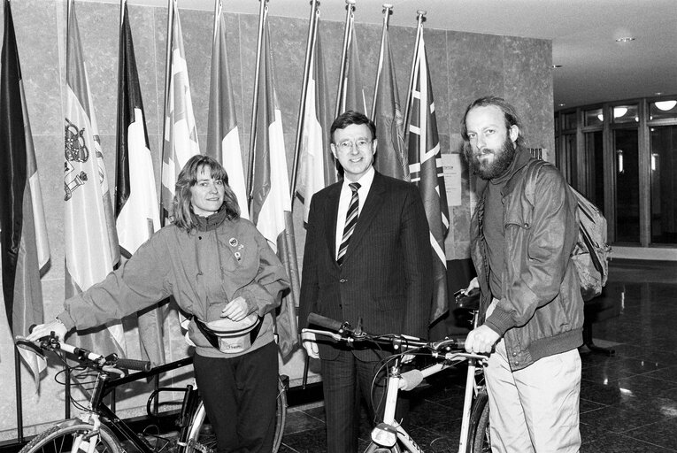 Fotografia 1: MEP Peter PRICE meets bikers at the European Parliament in Brussels