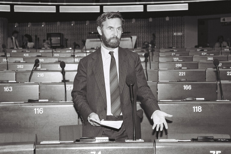 Zdjęcie 5: The MEP Benjamin PATTERSON during a session in Strasbourg on July 8, 1992.