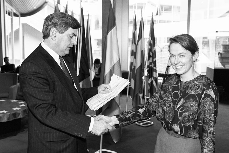 Fotografija 3: MEP Anne Caroline McINTOSH meets with European Commissioner Ray MacSHARRY at the European Parliament in Strasbourg