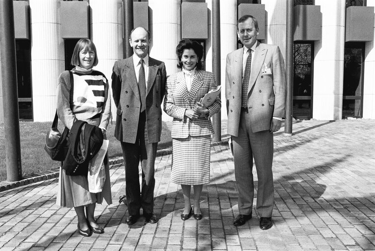 Fotografi 5: MEPs Sir Christopher PROUT and Christine RAWLINGS with guests in Strasbourg in April 1990