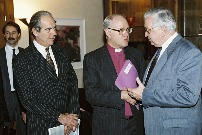 Φωτογραφία 2: Egon KLEPSCH EP President meets with George CAREY, Archibishop of Canterbury  in Strasbourg on February 11, 1993.