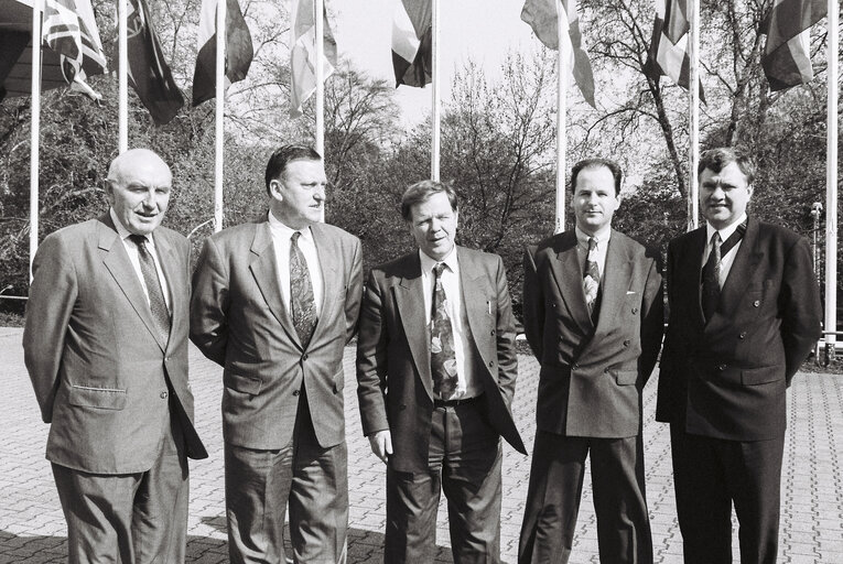 Zdjęcie 16: MEPs Patrick Mark COONEY, John Joseph McCARTIN and John Walls CUSHNAHAN at the European Parliament in Strasbourg