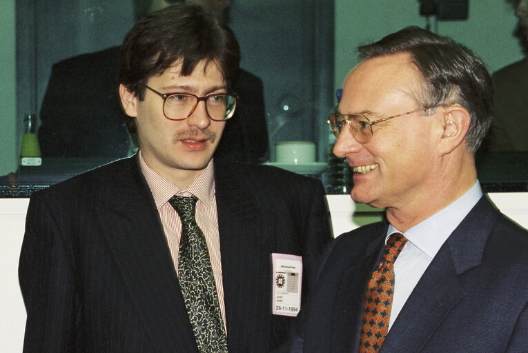 Fotogrāfija 1: Meeting of  Delegation to the EU-Hungary Joint Parliamentary Committee in Strasbourg in November 1994.