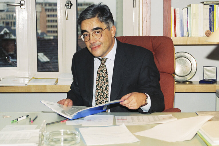 Nuotrauka 1: The MEP Luis MARINHO in Strasbourg in November 1996.