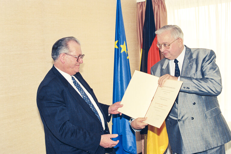 Photo 5 : Handover of the Cross of Merit