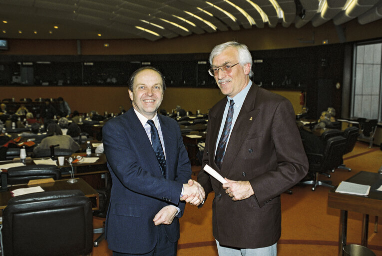 Foto 1: MEP Richard SIMMONDS meets with journalist at the European Parliament in Strasbourg