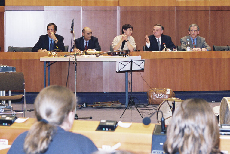 Fotogrāfija 1: Meeting with group of youngsters.