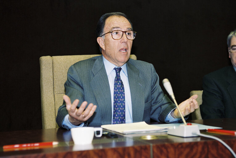 Foto 1: Commissioner Marcelino OREJA in a meeting at the European Parliament in Strasbourg