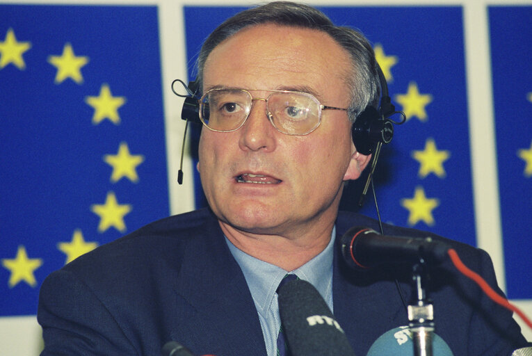 Fotografi 2: Klaus HANSCH EP President during a news conference in Strasbourg in July 1994.