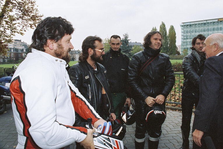 Foto 1: MEPs show their concern for motorbikers safety before a plenary session in Strasbourg