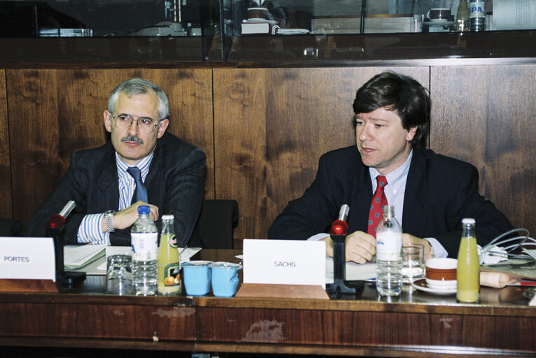 Fotografia 1: Meeting of the Committee on Economic and Monetary Affairs and Industrial Policy in September 1992