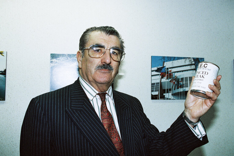 Fotografie 1: MEP Edward T. KELLETT-BOWMAN with a can of minced steak