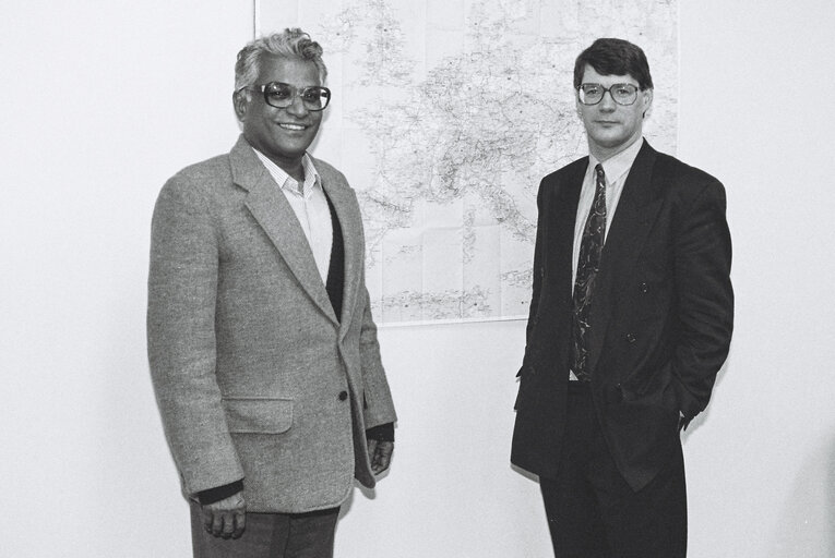 Fotografija 1: MEP David MARTIN meets with a guest in his office in Strasbourg