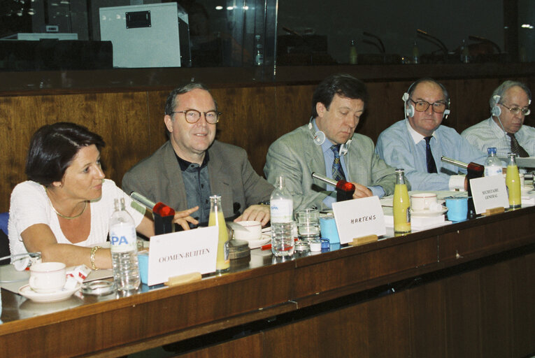 Fotagrafa 1: The MEPs Ria OOMEN-RUIJTEN, Wilfried MARTENS durig a meeting in Brussels in July 1994.