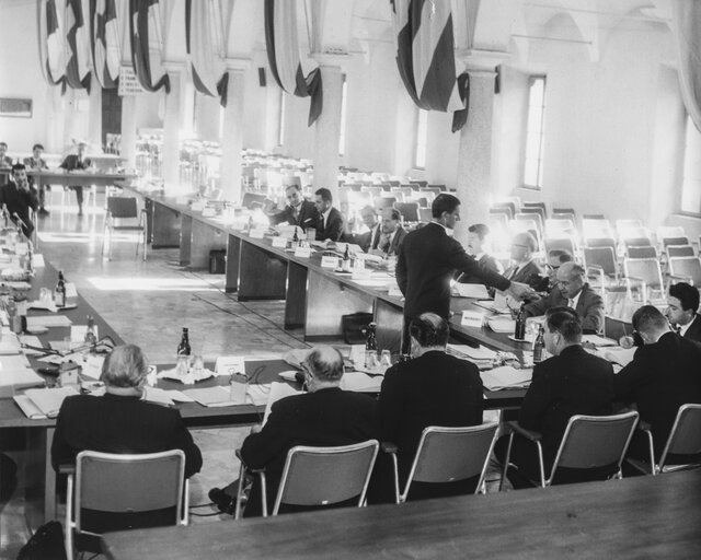 Fotografija 1: Gerard NEDERHORST is speaking during the Energy Commission in Milano in 1961.