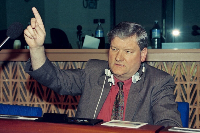 Fotografie 1: Des GERAGHTY in plenary session in Strasbourg, april 1994