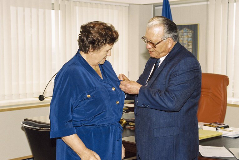 Fotografija 1: Handover of the Cross of Merit