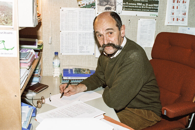 Fotogrāfija 1: MEP Jean-Pierre RAFFIN at the European Parliament in Brussels