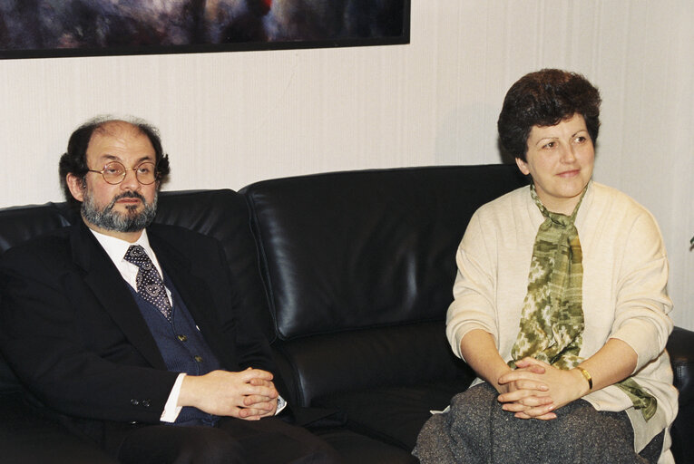 Photo 1 : Salman RUSHDIE, Pauline GREEN during a meeting in Brussels in November 1994.