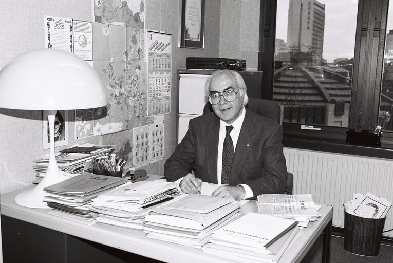 Foto 1: MEP Artur da CUNHA OLIVEIRA in his office in Strasbourg