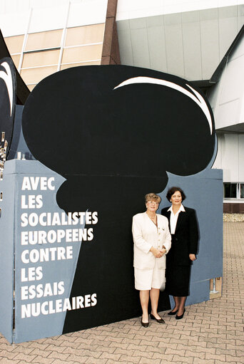 Fotografia 5: MEPs Demonstration against Nuclear Tests