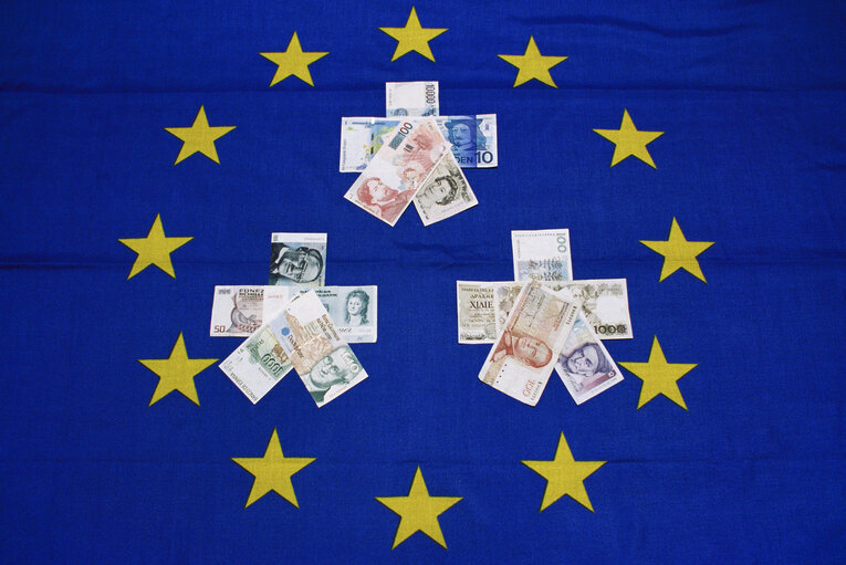 Nuotrauka 2: European banknotes on a European flag