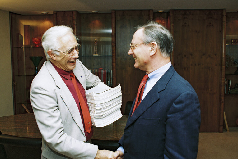 Photo 1 : MEP Peter Duncan CRAMPTON hands over a petition to EP President