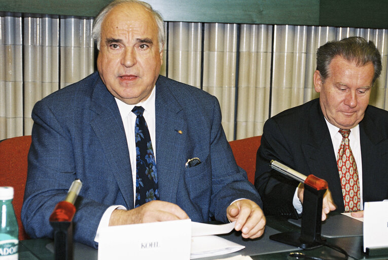 Fotografi 9: Meeting with Helmut KOHL, German Chancellor at the European Parliament in Strasbourg