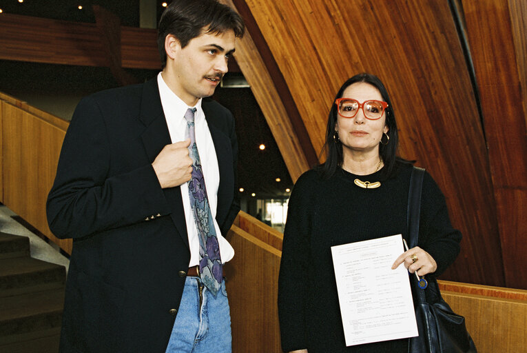 Снимка 1: Portraits of MEPs in front a stairway in Strasbourg