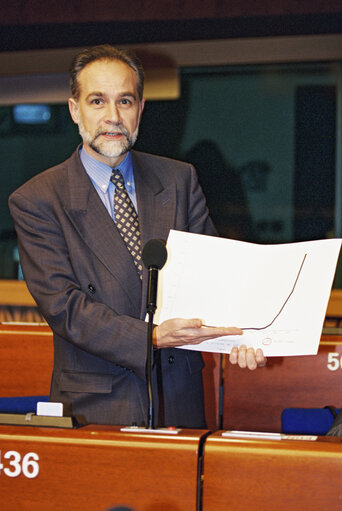 Foto 1: MEP Dominique SOUCHET protests during a plenary session in Strasbourg