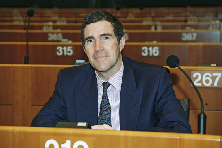 Fotografi 1: MEP Brendan Patrick DONNELLY takes part in a plenary session in Brussels