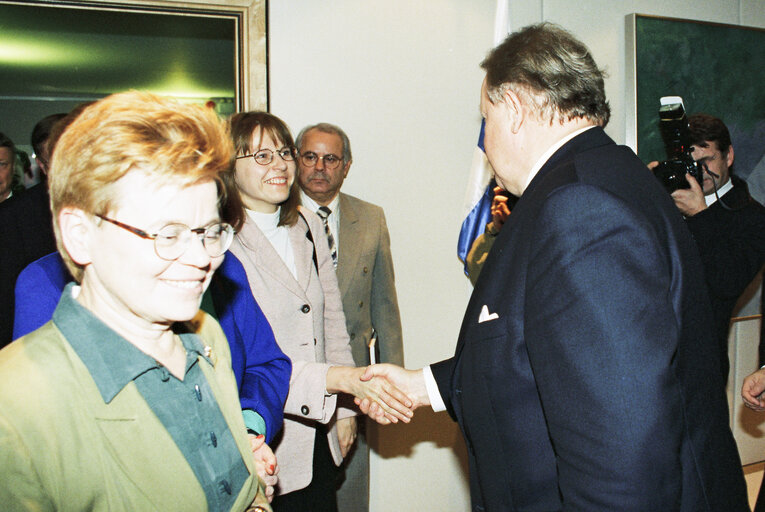 Foto 7: The President of Finland makes an official visit to the EP in Brussels - Meeting with Finnish MEPs