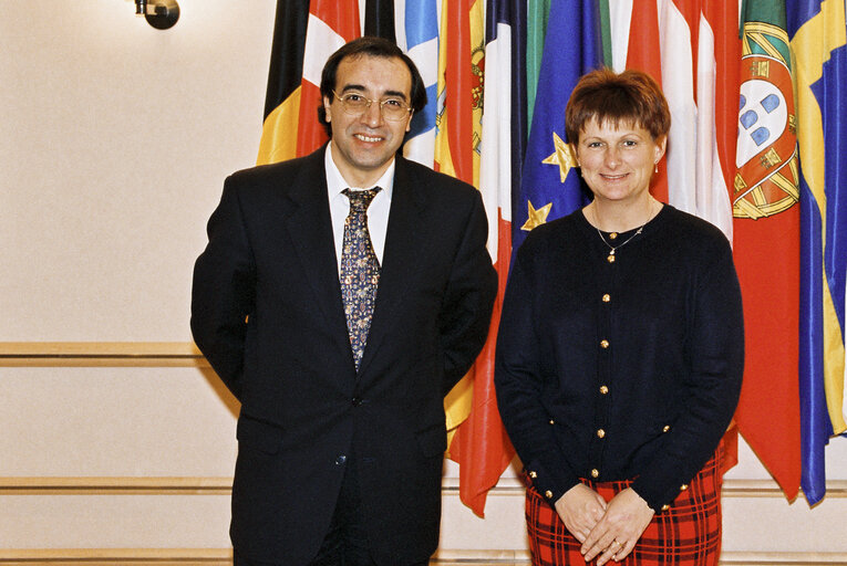 Fotografie 4: Civil servants in front of flags