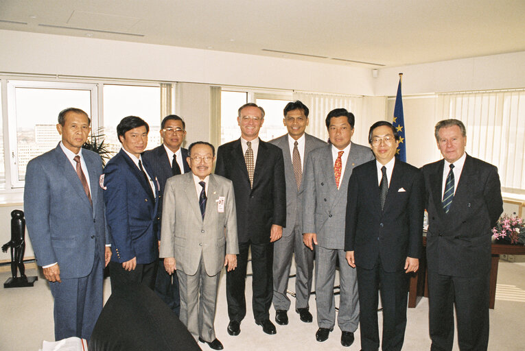 Valokuva 1: Klaus HANSCH EP President meets with Thai Delegation at the European Parliament  in Brussels