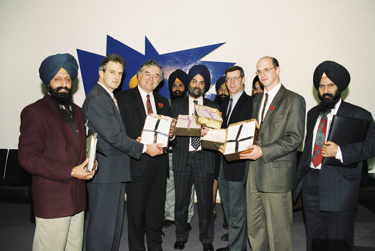 Fotografie 1: Presentation of a petition to British MEPs by a delegation from India