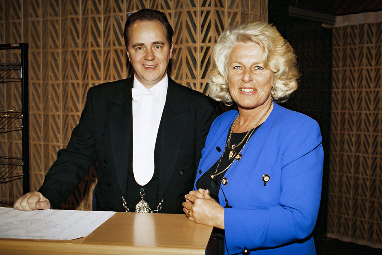 Fotó 1: Portrait of Karla M.H. PEIJS with an usher in the hemicycle at Strasbourg