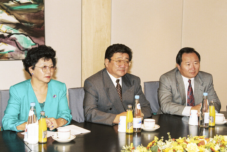 Foto 4: Klaus HANSCH EP President meets with Punsalmaagiyn OCHIRBAT, first President elected by direct popular vote in 1990 of the Mongolian People's Republic