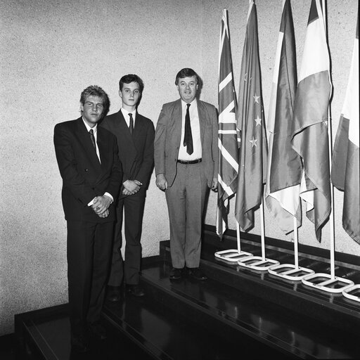 Foto 1: MEP Andrew PEARCE with guests in December 1988