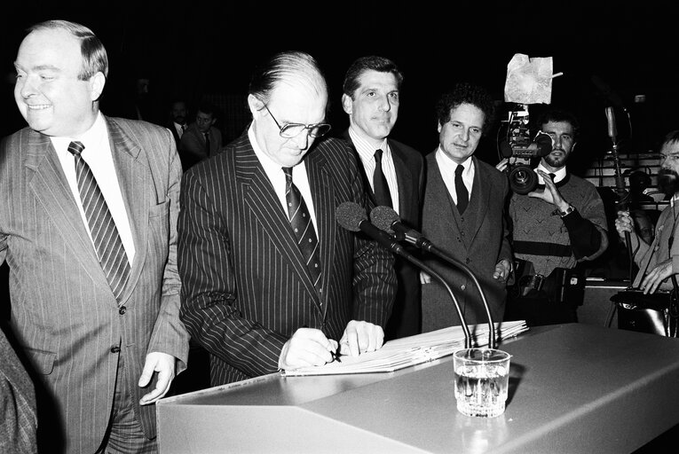 Fotografi 5: Plenary session in Strasbourg - Adoption and signature of the 1989 budget