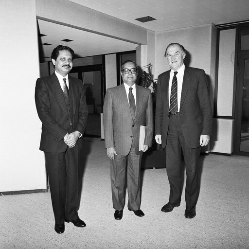 Fotografija 1: EP President receives guests in Strasbourg in December 1988