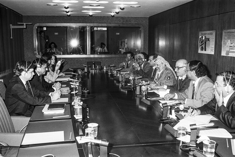 Photo 4: Oficial visit of Yasser ARAFAT to the European Parliament. Meeting with Luis PLANAS PUCHADES