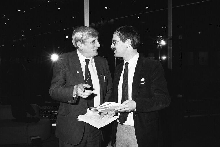 Fotogrāfija 2: MEPs Alexander FALCONER and Alman METTEN in December 1988