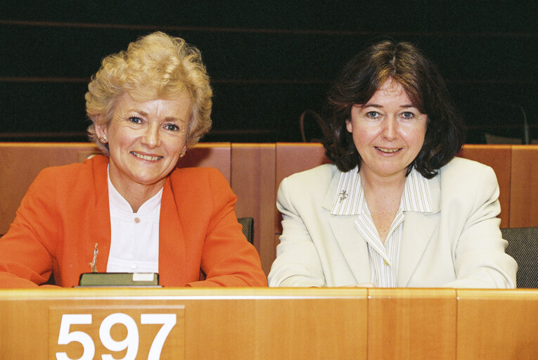 Zdjęcie 5: MEPs Glenys KINNOCK and Bernie MALONE during the plenary session at the European Parliament in Brussels.