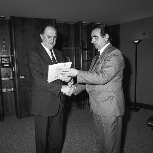 Fotografie 1: MEP George STEVENSON hands over a petition to EP President in December 1988