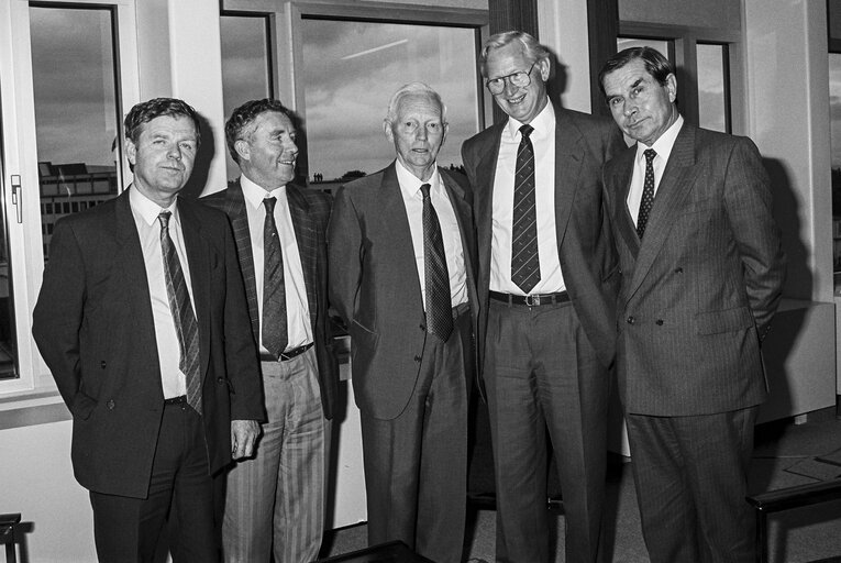 Fotogrāfija 1: Meps Mark CLINTON, John Joseph McCARTIN and Tom O DONNEL with guests at the European Parliament