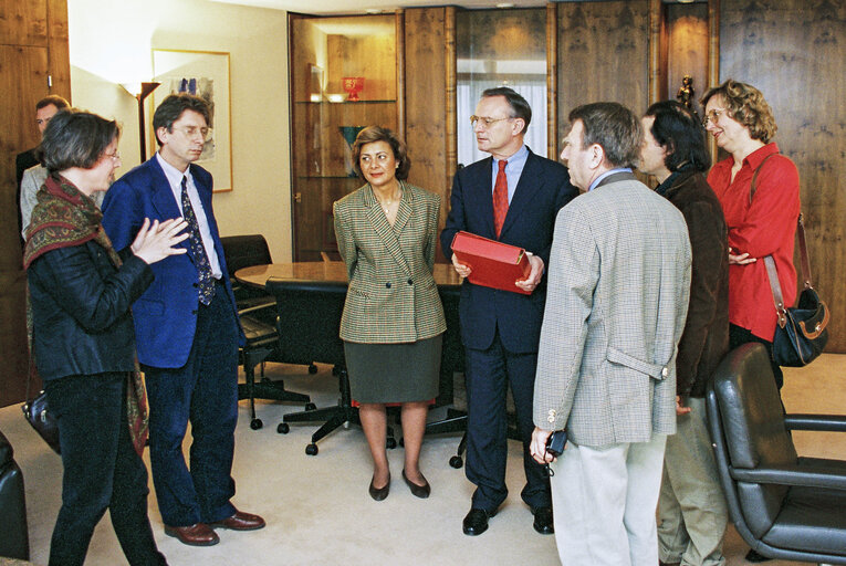 Fotografia 1: EP President meets with MEP Alexander LANGER and guests