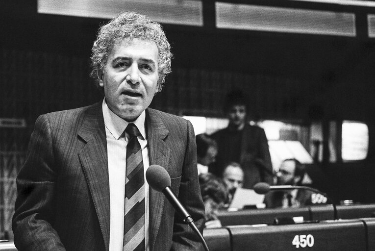 Fotografija 31: The MEP Nikolaos PAPAKYRIAZIS during a session in Strasbourg in March 1986.